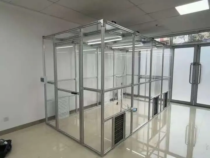 Sala limpia modular con cortinas antiestáticas y estructura de aluminio